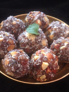 ખજૂર લાડુ (Khajoor Ladoo Recipe In Gujarati) રેસીપી મુખ્ય ફોટો