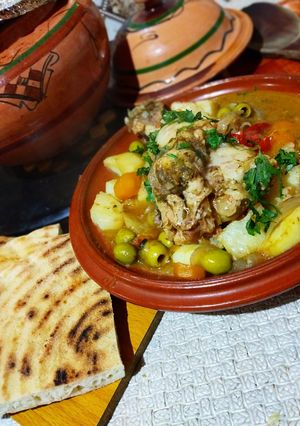 صورة لوصفة طاجين زيتون في قدرة طين بنكهة شواء