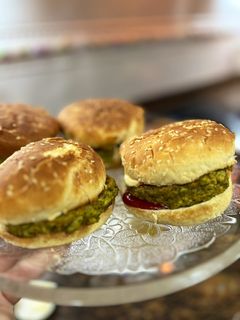 Una foto de Hamburguesas de acelgas con mijo y cebolla a fuego lento