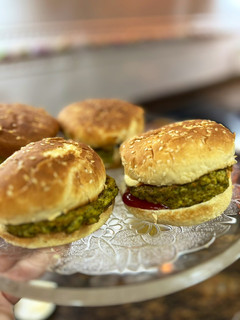 Una foto de Hamburguesas de acelgas con mijo y cebolla a fuego lento