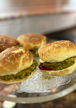 Una foto de Hamburguesas de acelgas con mijo y cebolla a fuego lento