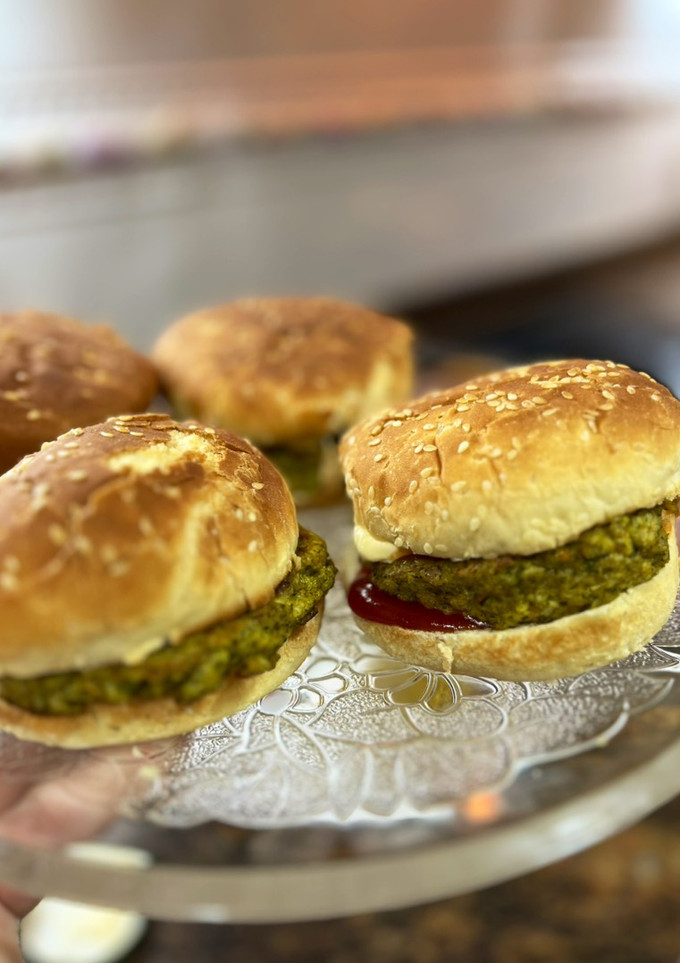 Una foto de Hamburguesas de acelgas con mijo y cebolla a fuego lento