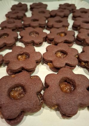 Foto di Biscotti di frolla al cacao e marmellata di arance