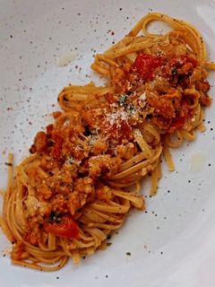Una foto de Tallarines con gambas, cherrys y ajos