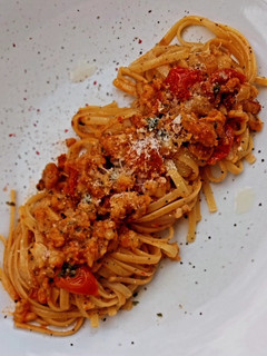 Una foto de Tallarines con gambas, cherrys y ajos