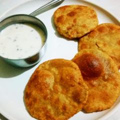 A picture of Aloo ki kachori.