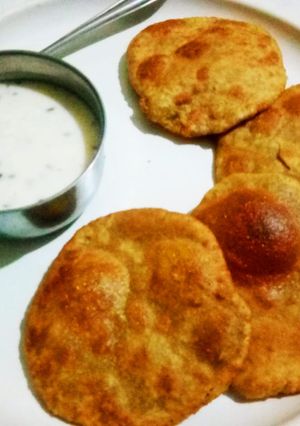 A picture of Aloo ki kachori.