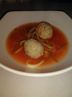 Una foto de Albóndigas de pollo con verduras