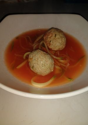 Una foto de Albóndigas de pollo con verduras