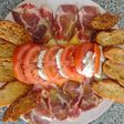 Mozzarella di búfala con tomate y Coppa italiana