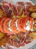 Mozzarella di búfala con tomate y Coppa italiana