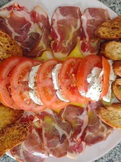Una foto de Mozzarella di búfala con tomate y Coppa italiana