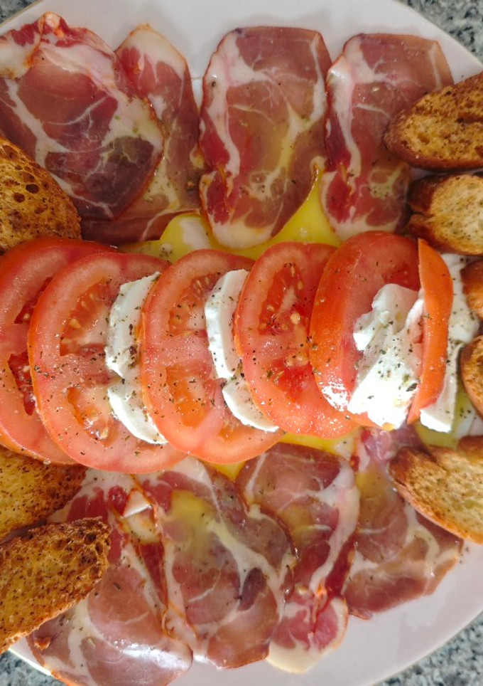Una foto de Mozzarella di búfala con tomate y Coppa italiana
