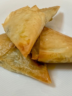 Una foto de Triángulos de pasta filo relleno de verduras y queso