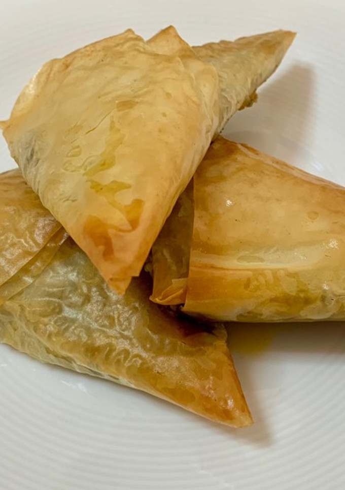 Una foto de Triángulos de pasta filo relleno de verduras y queso