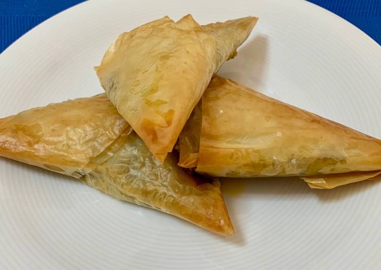 Triángulos de pasta filo relleno de verduras y queso