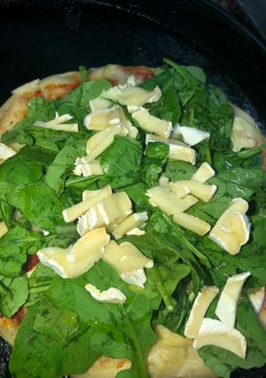 Una foto de Pizza de rúcula con queso brie😋😋