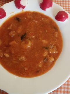 Una foto de Sopa de tomate con hierbabuena y gambas