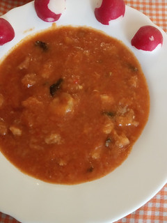Una foto de Sopa de tomate con hierbabuena y gambas