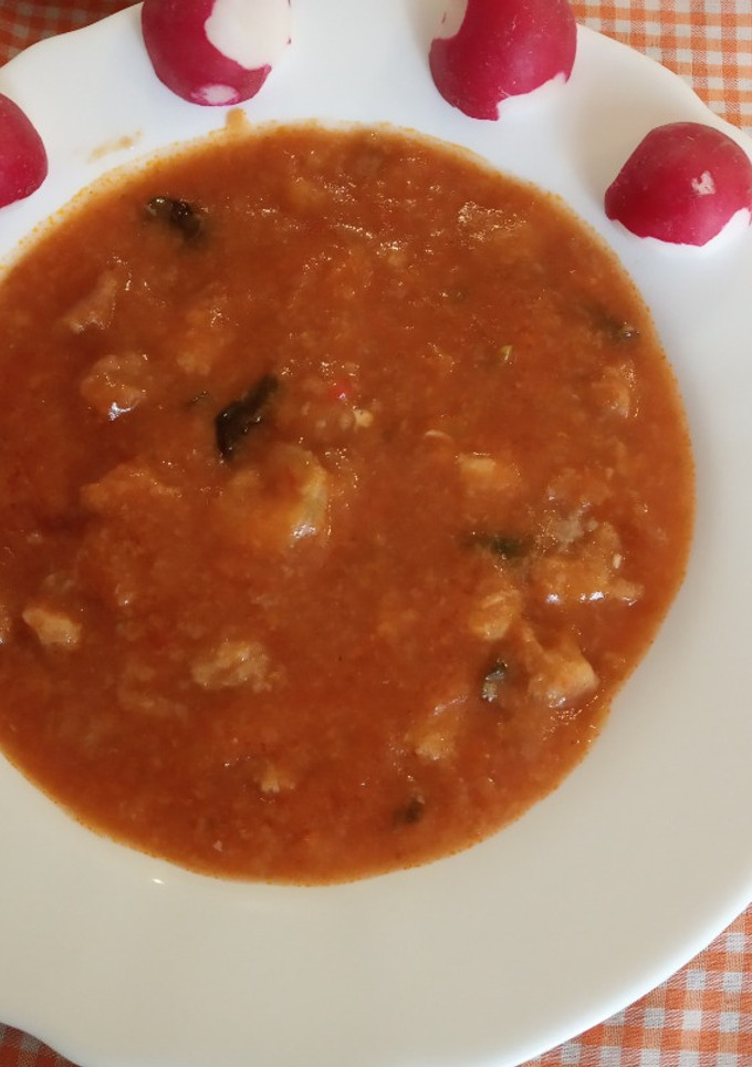Una foto de Sopa de tomate con hierbabuena y gambas