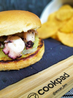 Una foto de Brioche de pulpo a la albahaca con patata y cebolla a lo pobre