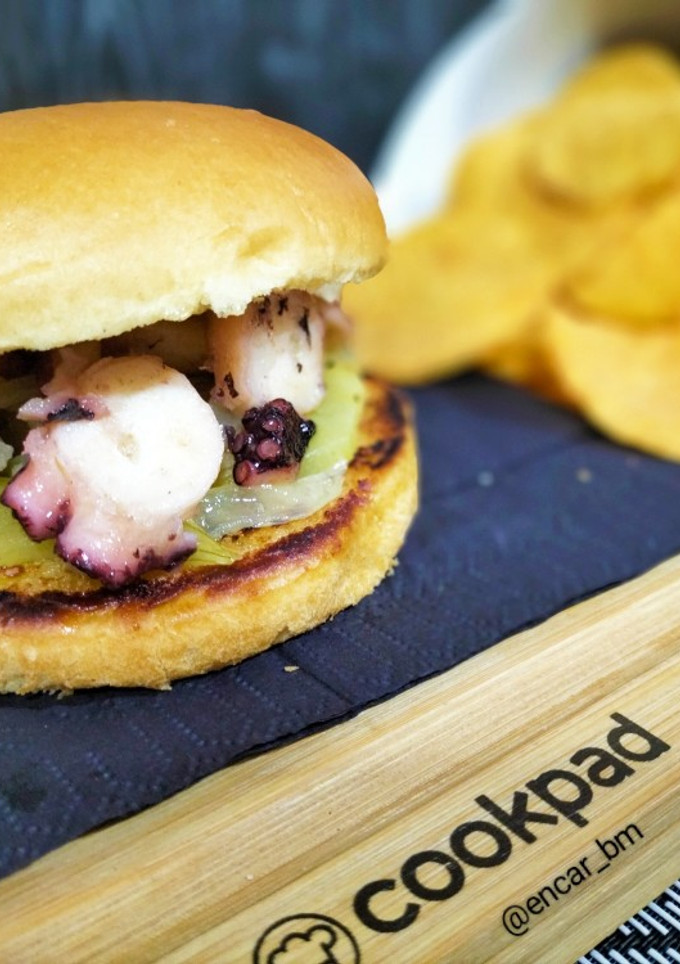 Una foto de Brioche de pulpo a la albahaca con patata y cebolla a lo pobre