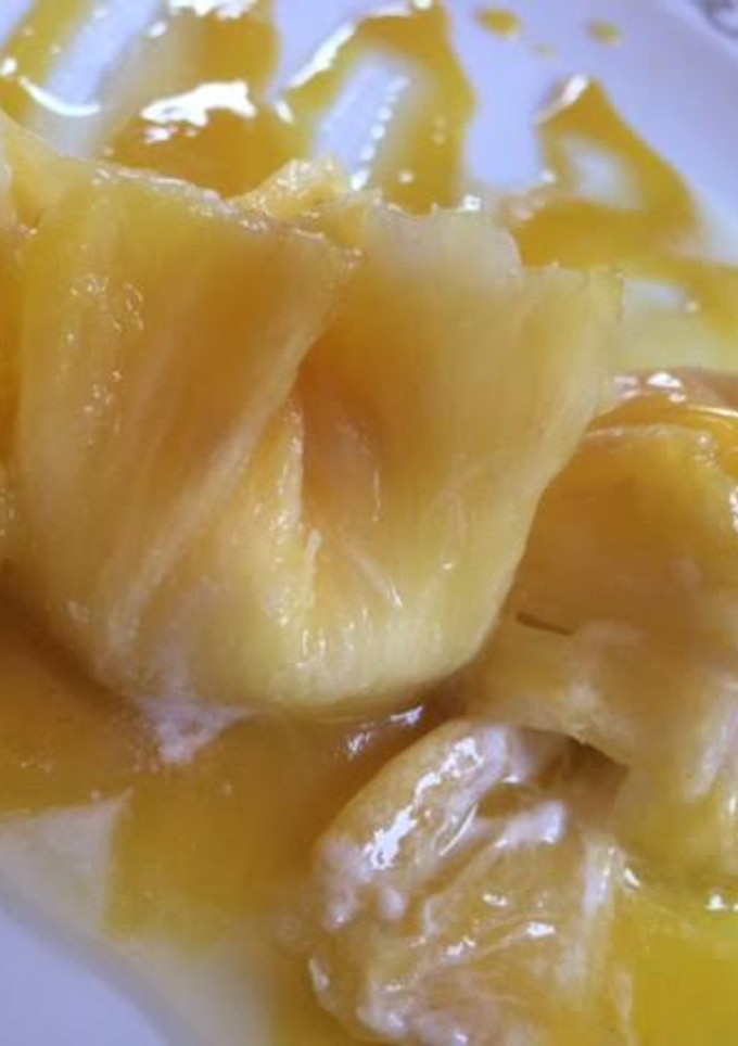 Una foto de Delicias de piña y coco en salsa de mango