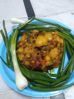 લીલી ડુંગળી નુ શાક(Green Onion Shaak Recipe in Gujarati) રેસીપી મુખ્ય ફોટો