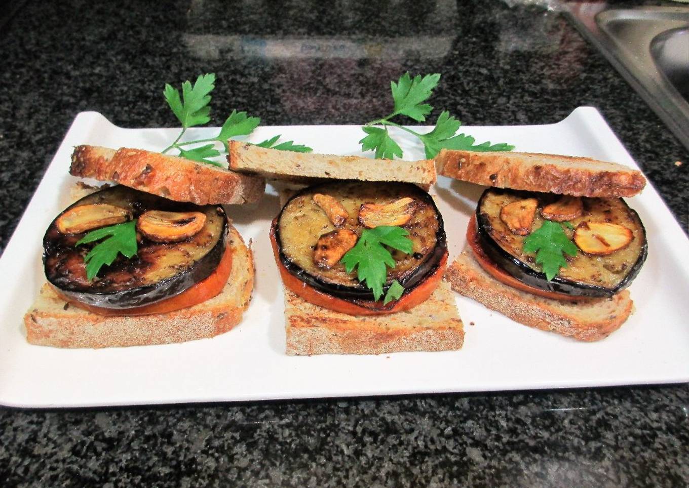 Pan Rustik Bakery de semillas con tomate y berenjena al ajo