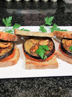 Una foto de Pan Rustik Bakery de semillas con tomate y berenjena al ajo