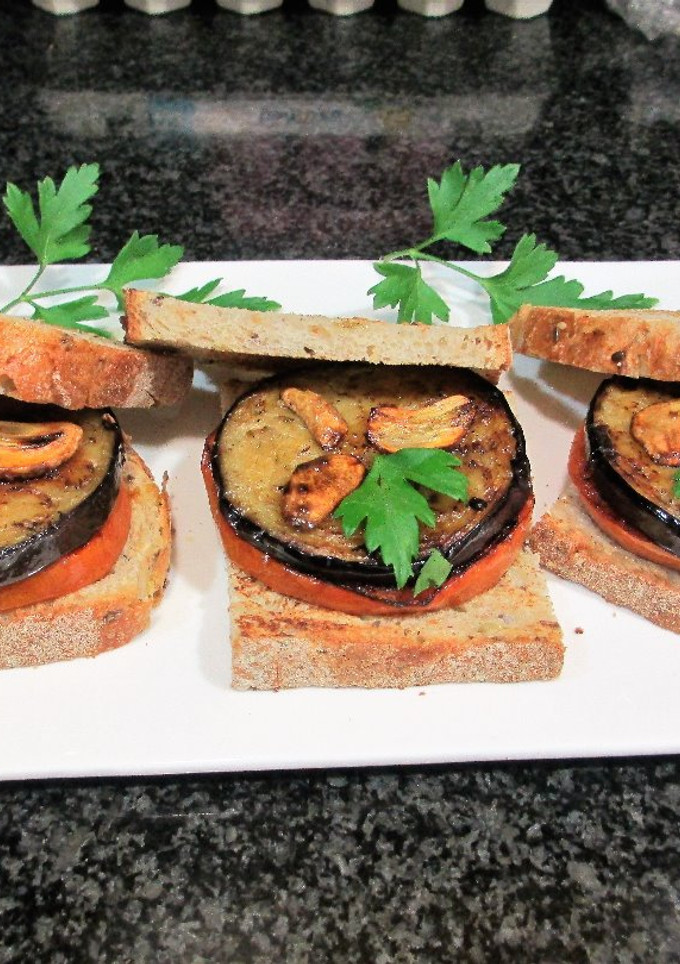 Una foto de Pan Rustik Bakery de semillas con tomate y berenjena al ajo