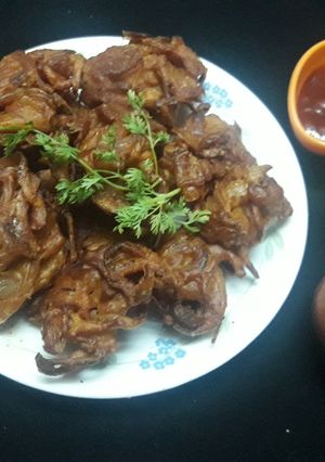 कांदाभजी (खेकडा भजी) (kanda bhaji recipe in marathi) रेसिपी चे मुख्य फोटो 