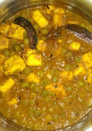 A picture of Matar paneer.