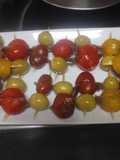 Entrantes de cherry, anchoas y aceitunas