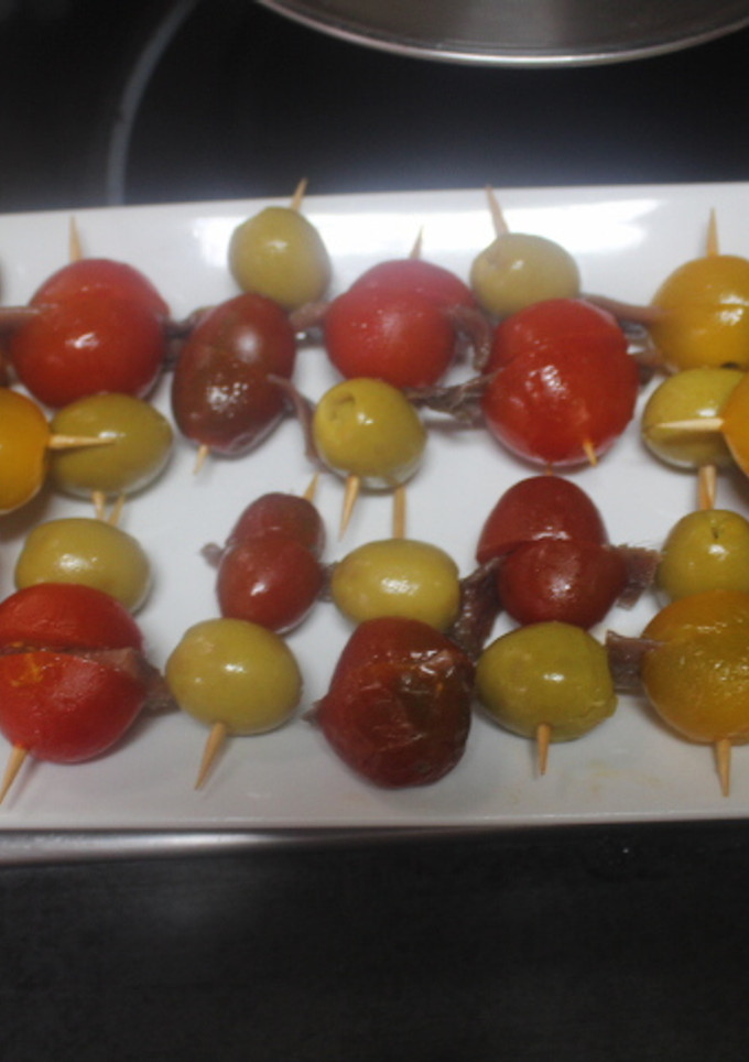 Una foto de Entrantes de cherry, anchoas y aceitunas