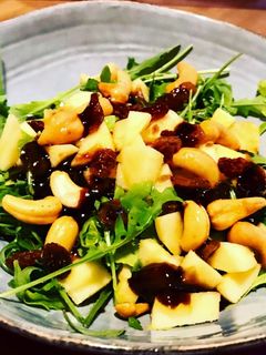 Una foto de Ensalada de rucula, manzana, pasas y anacardos con vinagreta de mango 🥭