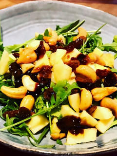 Una foto de Ensalada de rucula, manzana, pasas y anacardos con vinagreta de mango 🥭
