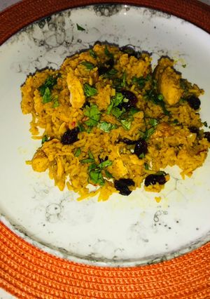 Una foto de Arroz con pollo especiado tipo indio