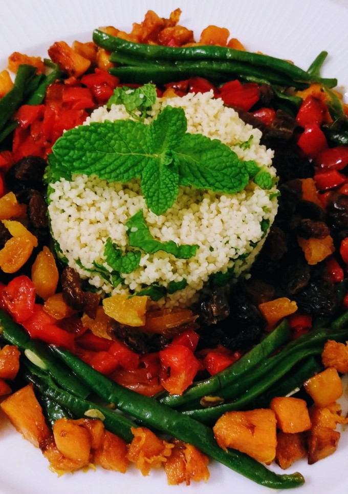 Una foto de Tabulé templado de anís y menta con verduras fritas y frutos secos