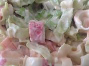 Una foto de ensaladilla de marisco con lechuga