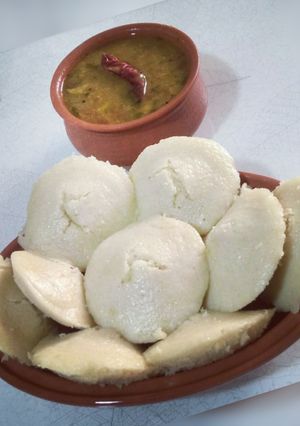 इडली सांभर (idli sambar recipe in Hindi) रेसिपी मुख्य फोटो