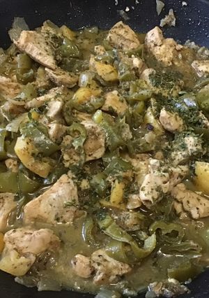 Une photo de Poulet au citron et poivrons