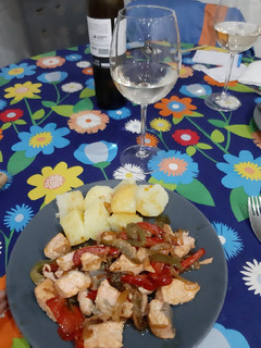 Una foto de Salmón con verduras