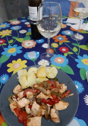 Una foto de Salmón con verduras