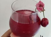 Une photo de boissons et cocktails