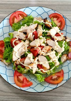 Hình của món Salad ức gà nướng.