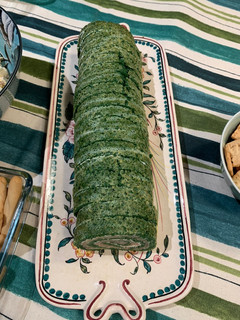 Una foto de Rollo de espinacas, salmón y queso para untar