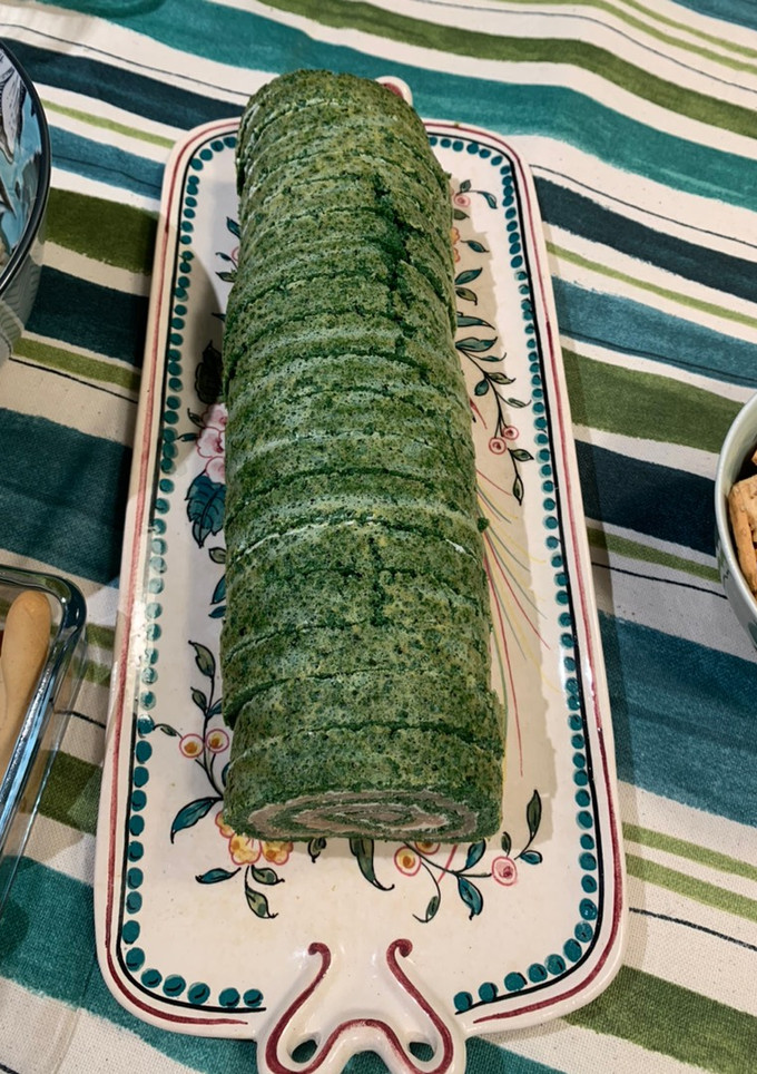 Una foto de Rollo de espinacas, salmón y queso para untar