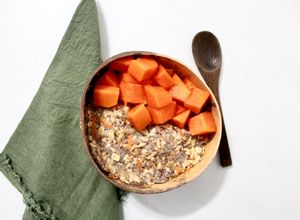 Una foto de Desayuno fácil y nutritivo: avena con zanahoria, chía y papaya