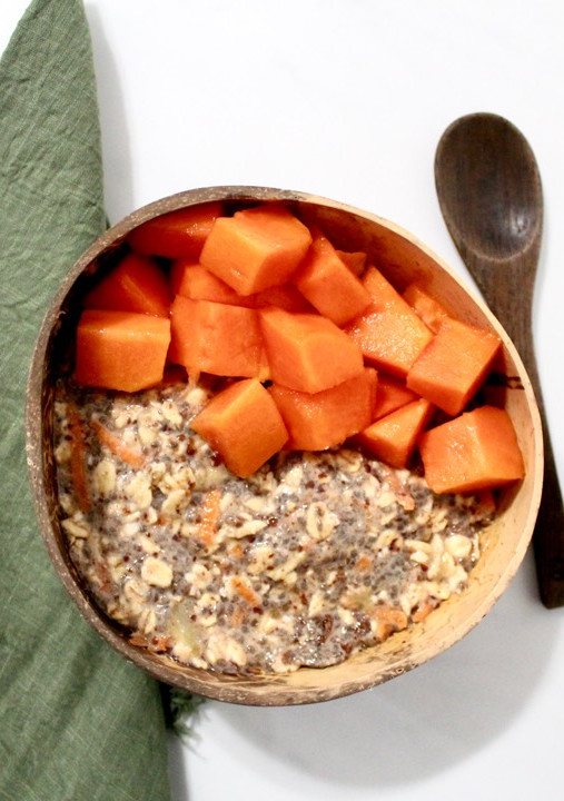 Una foto de Desayuno fácil y nutritivo: avena con zanahoria, chía y papaya